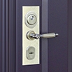Для защиты поверхности двери или в качестве декоративного элемента может быть установлена защитная пластина под фурнитуру.