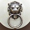 Дверная стучалка в форме головы льва достойна отдельного внимания.